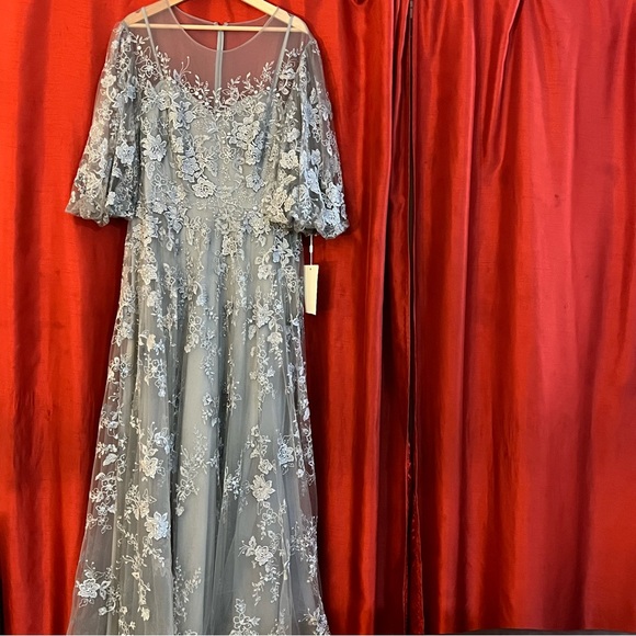 🆕MacDuggal Embroidered Illusion Puff Sleeve Gown|Size 14|$798 Retail|Minor Flaw - Picture 4 of 16